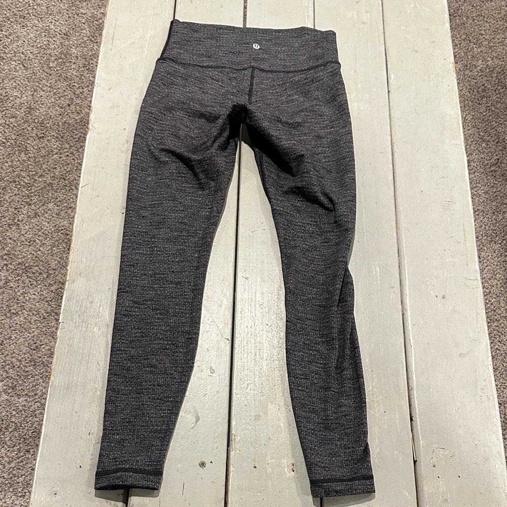 Lululemon Wunder Under Hi-Rise sz 8 *28"
Luon Variegated Knit Heathered Black